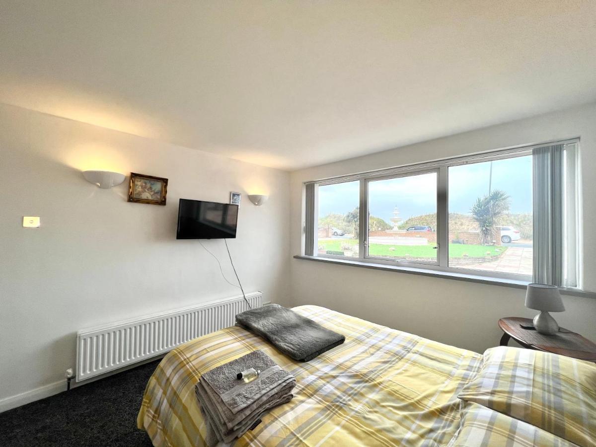 Beach Front Apartment With Free Parking, St Annes Літам-Сент-Еннс Екстер'єр фото